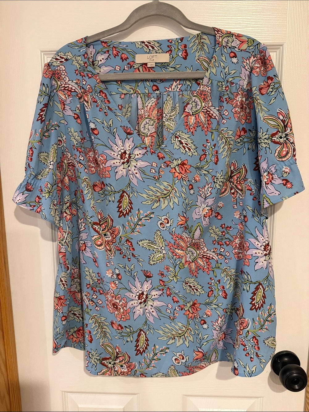 642 LOFT Plus Floral Flutter Sleeve Blouse Size 14 Sky Blue Pink Boho Top - Picture 2 of 6
